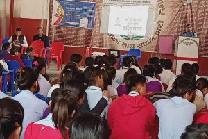 चितवन प्रहरीले गर्यो युवायुवतीमा बढ्दो साइबर अपराध, लागू औषध सेवन न्यूनीकरण गर्न सचेतना कार्यक्रम