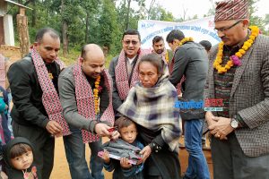 कालिका एमाहा र एमएडव्लु फाउण्डेशनले विद्यार्थीलाई गरे न्यानो कपडा र स्टेशनरी बितरण