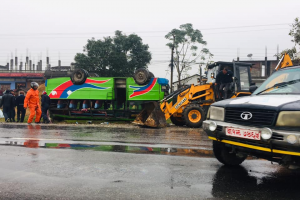 पूर्वी चितवनमा फेरि अर्को बस पल्टियो, १३ जना घाइते