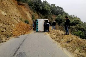 पिकनिक गएको बस दुर्घटना : २२ विद्यार्थी घाइते