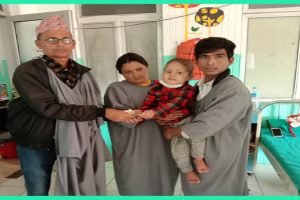 क्यान्सर पिडित बालक आयुष बोहरालाई पाण्डे परिवारबाट १० हजार सहयोग