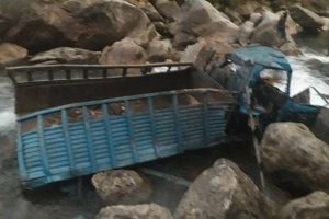 टिपर पल्टिँदा दुईको मृत्यु