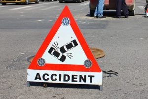 भरतपुरमा कार र अटो ठक्कर खाँदा आठ जना घाईते, कार चालक फरार