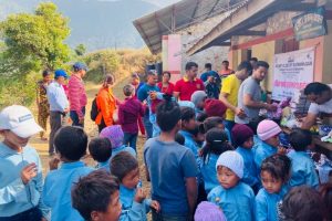 रोटरी क्लबद्वारा चेपाङ बालबालिकालाई स्वीटर र स्टेशनरी वितरण