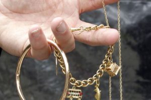 गहना चोरी गरेर भाग्दै गर्दा पराजुली पक्राउ