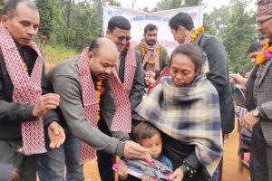 विद्यार्थीलाई न्यानो कपडा र स्टेसनरी