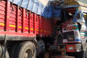 लोथरमा दुई ट्रक ठोक्किँदा एक जनाको मृत्यु, तीन घाइते