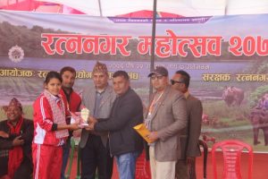 चित्रकला प्रतियोगिताका विजेतालाई पुरस्कार