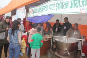 रत्ननगर महोत्सवमा दुग्धजन्य परिकार चाख्नेको भीड