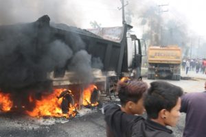 टिपरको ठक्करबाट महिलाको मृत्यु भएपछि कञ्चनपुर तनावग्रस्त