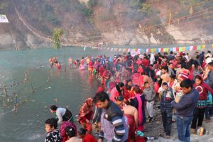 पवित्र तीर्थस्थल देवघाटधाममा तीर्थालु भक्तजनको घुइँचो