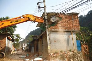 पूर्वपश्चिम राजमार्गमा अतिक्रमित संरचना हटाइँदै