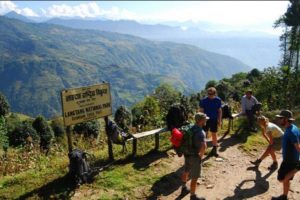 लाङटाङमा बेपत्ता विद्यार्थीको खोजीमा जुटे उद्धारकर्ता