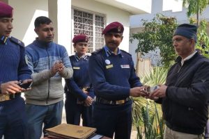 प्रहरीद्वारा विभिन्न समयमा फेला परेका ३३ थान मोबाइल सम्बन्धित व्यक्तिलाई हस्तान्तरण