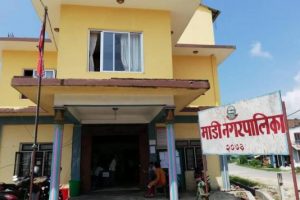 ज्येष्ठ किसानलाई पेन्सन दिँदै माडी नगरपालिका