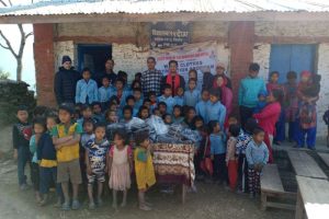 चिसोको कहर खेपेका देउजरका बालबालिकालाई लायन्स क्लबले बाँड्यो न्यानो लुगा
