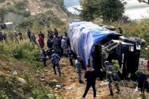 देवघाटमा प्रहरीको गाडी दुर्घटना : एक जवानको मृत्यु, २९ घाइते