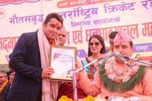 रंगशाला निर्माणका लागि पत्रकार अधिकारीले गरे डेढ लाख सहयोग