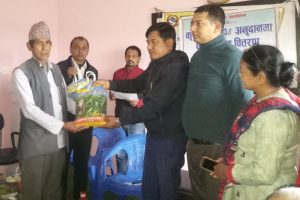 किसानलाई घाँसको बीउ र सुत्केरी पशुलाई भत्ता वितरण