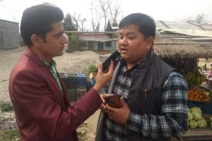 वडाध्यक्षको अनशनको मागप्रति माडीवासीको ऐक्यबद्धता, जिल्ला सभापति पुगे अनशनस्थल