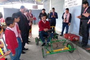 दस कक्षामा अध्ययरत रुपेशले आफैँले बनाएको गाडी चलाएर देखाएपछि…