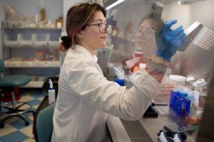 कोरोना भाइरसबाट ८०० बढीको मृत्यु, वैज्ञानिकहरू खोप बनाउन सक्रिय