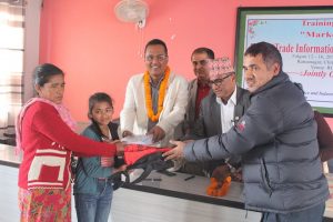 उद्धार गरिएका दुई बालिकाकी आमालाई किराना सामग्री सहयोग