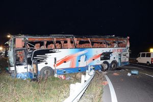 बसले ट्रकलाई ठक्कर दिँदा तीन जना घाइते
