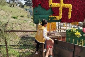 पशुपति क्षेत्रमा बाँदरबाट बचाइएको फूलमाला मानिसहरुले चोरे