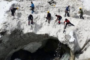 हिमपहिरोमा हराएकाको खोजीमा १२ जनाको टोली, सातमध्ये एकको शव भेटियो