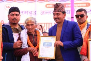 रंगशालामा सञ्चालित धनधान्याचल महायज्ञमा तुलादान गर्ने बढे