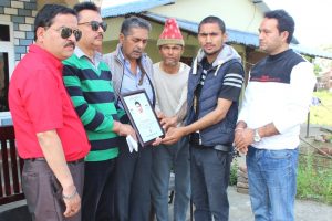 नेपाल चलचित्र कलाकार संघद्वारा स्वर्गीय महिमाको परिवारलाई आर्थिक सहयोग