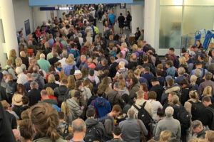 युरोपका नागरिकलाई यात्रामा प्रतिबन्ध लगाएपछि अमेरिकी विमानस्थलमा भीडभाड