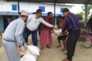 चेपाङले नै वितरण गरे आफ्नो गाँस अर्का चेपाङ समुदायलाई