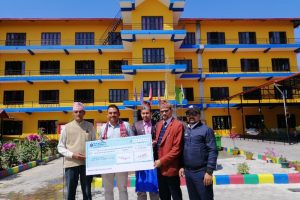 क्रिकेट रंगशालाको लागि ग्लोसाइन एकेडेमीको दुई लाख सहयोग