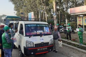 वे ग्रुपद्वारा सवारी चालकलाई निःशुल्क माक्स वितरण