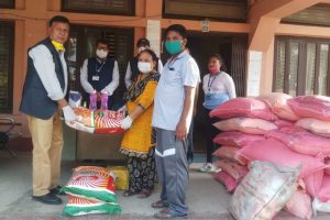 नवदुर्गा आमा समूहबाट नगरपालिकालाई राहत सामग्री हस्तान्तरण