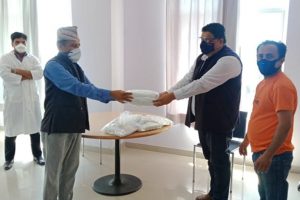 रोटरी क्लबद्वारा रत्ननगर अस्पताललाई पिपिई हस्तान्तरण
