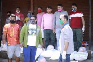 रत्ननगरका ४५ विपन्न परिवारलाई कांग्रेसका युवाहरुको सामग्री हस्तान्तरण