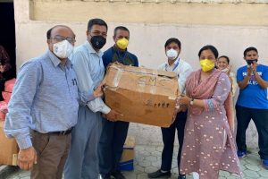 कोरोना नियन्त्रण कार्यदलद्वारा अस्पतालहरुलाई पिपिई हस्तान्तरण