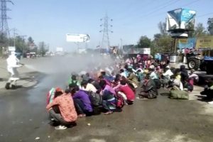 भारतीय आप्रवासीहरु कोरोनाको त्रासले सयौँ माइल हिँडेर घर पुग्दै