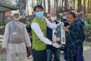 युवा व्यवसायी ओझाद्वारा २६ विपन्न परिवारलाई खाद्यान्न सहयोग