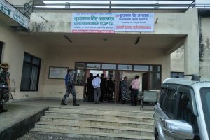 गुन्जमान अस्पतालबाट कोरोनाको आशंकामा एक युवाको स्वाब परीक्षणका लागि काठमाडौँ पठाइयो