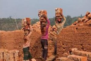 लकडाउनमा इँटा भट्टामा काम हुन छाडेपछि मजदुरहरु भाग्न थाले