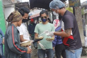 पैदलयात्रीलाई खाजा खुवाउँदै गाडी चढाउँदै