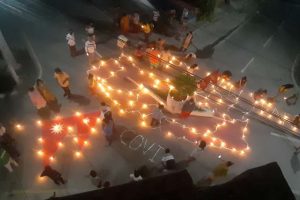 कोरोनाबाट ज्यान गुमाएकाको स्मृतिमा रत्ननगरमा मैनबत्ती प्रज्ज्वलन
