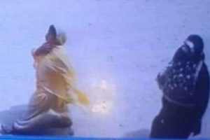 बाटोमा पैसा छरेर फरार भएका दुई महिला पक्राउ