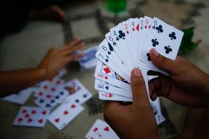 पूर्वी चितवनकाे खैरहनीमा तास खेलिरहेका सात जना पक्राउ