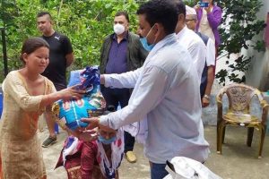 तरुण दलका पूर्वकेन्द्रीय सदस्य पराजुलीद्वारा मजदुरलाई खाद्य सामग्री