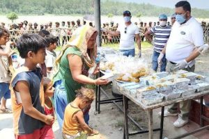 सुनचांँदी व्यवसायीद्वारा दैनिक २५० जनासम्मलाई खाना